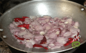 Varutha Ulli Chammanthi Podi (Fried Onion Chutney Powder) – pachakam.com