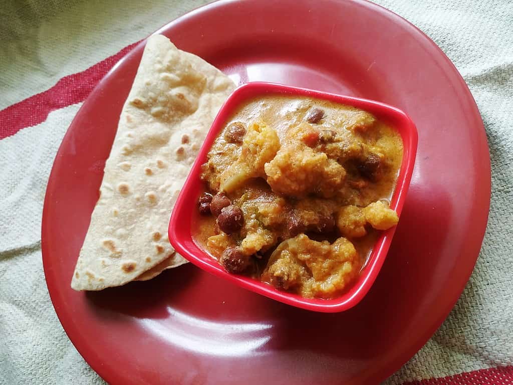Chickpea Cauliflower Curry / Kabhuli channa Gobi masala