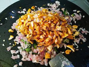 Pichi Potta Kozhi | Shredded Chicken Fry with Video – pachakam.com